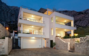 Apartments with a swimming pool Makarska - 19155